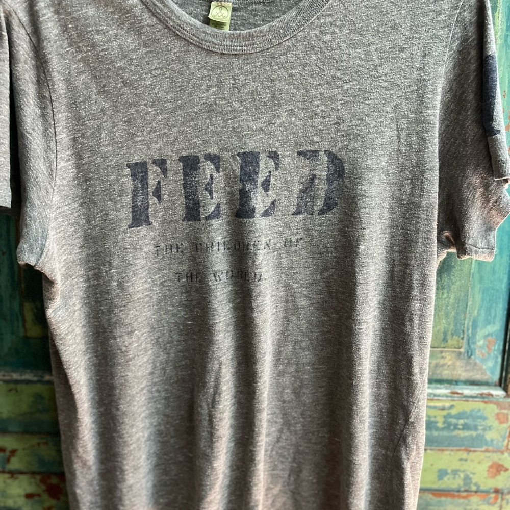 FEED gray ss t-shirt adult sz L